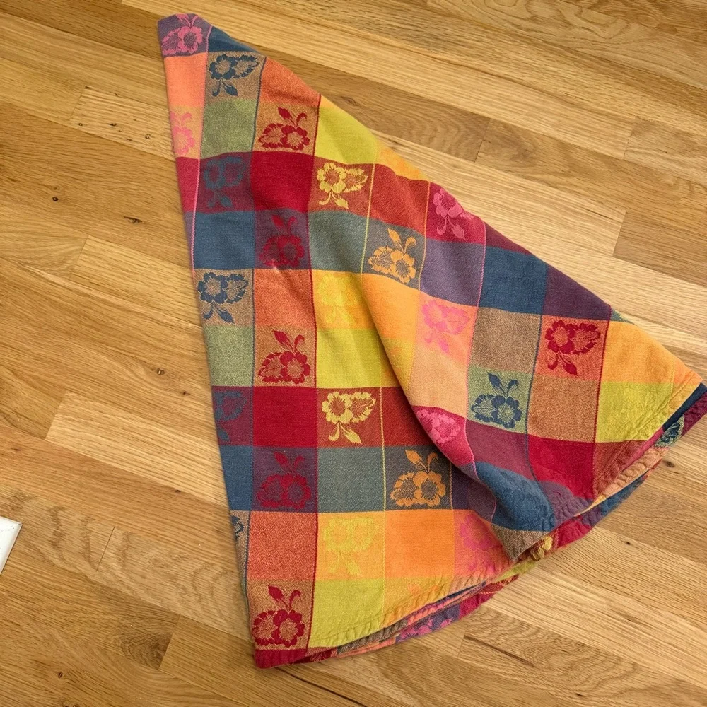 Vintage~ LINENSN-THINGS Round Tablecloth 60”